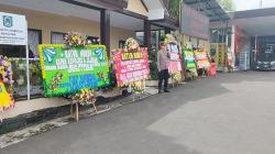 Mapolres Cimahi Dibanjiri Karangan Bunga dari Berbagai Kalangan, Ini Isinya<