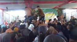  Perayaan Syawalan, Ribuan Warga Pekalongan Berebut Lopis Raksasa 2 Ton<
