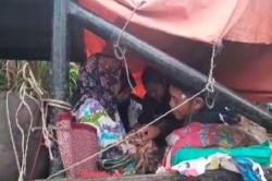 Viral, Ibu Muda di Merangin Terpaksa Melahirkan di Mobil karena Jalan Rusak Parah
