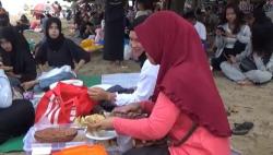 Tradisi Lebaran Ketupat, Ratusan Warga Kampung Jawa Padati Pantai Sanur Bali 