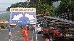 Kendaraan Macet di Cagak Nagreg Bandung, Sopir Matikan Mesin dan Ngopi di Bahu Jalan
