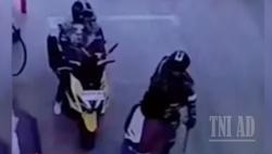Viral Aksi Prajurit TNI Ringkus Pria Ngamuk Bawa Mandau di SPBU <