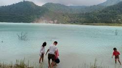 Manfaatkan Sisa Libur Lebaran, Warga Padati Objek Wisata Talaga Bodas Garut<