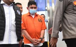 Peneliti BRIN Andi Pangerang hanya Tertunduk saat Pakai Baju Tahanan Bareskrim