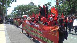 Peringatan May Day, Ratusan Buruh Demo di Kantor Gubernur Jateng<