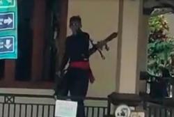Pria Bersenjata Tajam yang Rusak Masjid di Gunungguruh Sukabumi Diduga ODGJ