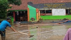 Banjir Bandang Terjang 2 Kecamatan di Cianjur, Sekolah dan Jembatan Hancur<
