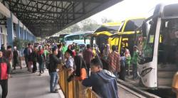 Viral Emak-Emak Bertemu Mantan Guru SD sedang Mengamen di Terminal Bus Jember 
