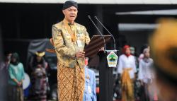 Heboh Gambar Hoaks Ganjar Peluk Maria Ozawa Beredar di Medsos, Begini Reaksi Netizen<