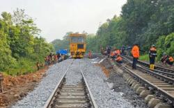Perbaikan Rel Ambles di Jalur Sumsel - Lampung Terhambat Hujan Lebat<