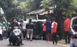 Kecelakaan Hari Ini, Mobil Daihatsu Terios Hitam Terbalik di Jalan KSU Sukmajaya Depok