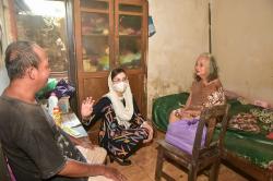 Ketua TP-PKK Trenggalek Novita Hardini Blusukan ke Rumah Warga Miskin Ekstrem