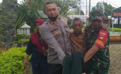 Reaksi Cepat Personel TNI-Polri Evakuasi Warga Magelang Telantar di Bandungan