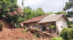 Banjir dan Longsor Terjang Cintaasih Gekbrong Cianjur, Warga Ngungsi ke Madrasah<