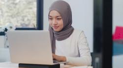 50 Contoh Kalimat Transitif dan Intransitif<