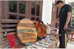 Keren, Perajin di Bantul Ini Padukan Limbah Kayu dan Resin Jadi Kerajinan Menarik<