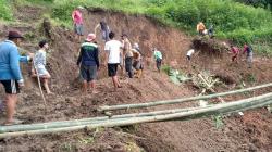 Longsor Rusak Jalan di Sindangkerta KBB, Kendaraan Tidak Bisa Melintas<