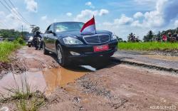 Begini Tips Melintas di Jalan Rusak dengan Mobil Sedan