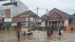 Citarum Meluap, Perkampungan dan Jalan Utama di Dayeuhkolot Bandung Disergap Banjir<