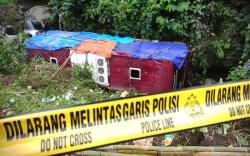 Bus Peziarah Asal Tangsel Masuk Jurang Ditutup Terpal