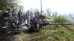 Bakar Semangat Para Prajurit Berlatih, Pangdam Siliwangi Rela Hujan-Hujanan