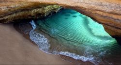 Pantai Unik Berbentuk Lubang Raksasa, Tersembunyi di Pulau Karang, Berani Singgah?