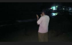Suasana Haru, Pria Kumandangkan Azan di Pantai Tempat Anaknya Digulung Ombak