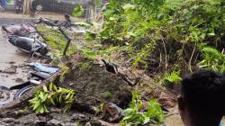 Hujan Deras Landa Pagelaran Cianjur, Belasan Motor Rusak Tertimpa Tembok Roboh 