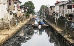 Lumpur Tebal di Kali Dikeruk untuk Antisipasi Banjir Jakarta