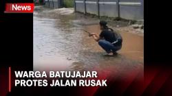 Viral Aksi Warga Memancing di Jalan Rusak Batujajar Bandung Barat