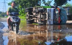 Bus Terguling akibat Lewati Jalan Rusak di Jawa Tengah