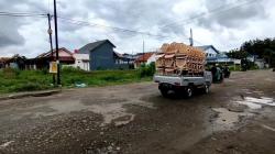 Spanduk Jeglugan Sewu Sindir Pemkab Cirebon Tak Becus Perbaiki Jalan Rusak