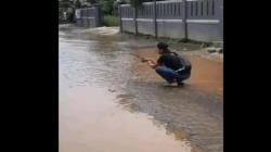 Geram Jalan Rusak, Warga Pangauban KBB Protes dengan Mancing di Genangan