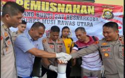Polres Muratara Musnahkan Sabu Milik Tersangka yang Ditangkap di Belakang Masjid Surulangun Rawas<