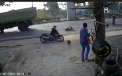Terekam CCTV, Lansia Terpental Ditabrak Motor di Depan Asrama Haji Palembang 