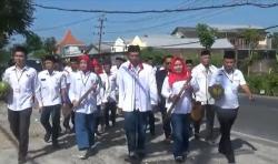Daftarkan Bacaleg ke KPU, Partai Perindo Bojonegoro Bawa Kelapa dan Sapu Lidi <