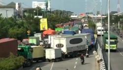 Potret Kemacetan Jalur Pantura Demak-Semarang Dampak Peninggian Jalan 