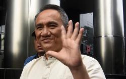 Senyum Politisi Demokrat Andi Arief Diperiksa KPK soal Dugaan Pencucian Uang