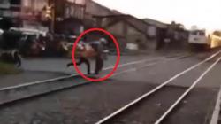 Nekat Terobos Pelintasan Laswi, Pria di Bandung Nyaris Tersambar Kereta