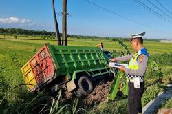 Kecelakaan Lalu Lintas di JJLS Kulonprogo, Truk Tabrak Pohon Akibatkan Pengemudi Tewas