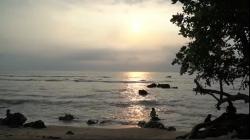 Pantai Kodok Pandeglang Ramai Dikunjungi, Menanti Momen Indah Sunset untuk Berfoto<