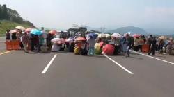 Warga 3 Desa Blokade Tol Cisumdawu, Lalu Lintas ke Arah Bandung Lumpuh 3 Jam<
