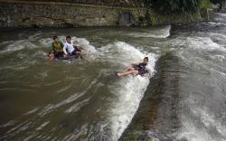 Serunya Bermain Air dengan Ban Karet di Sungai Ciliwung