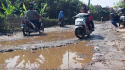 Jalan Kabupaten di Batujajar KBB Rusak Parah Seperti Kubangan Kerbau