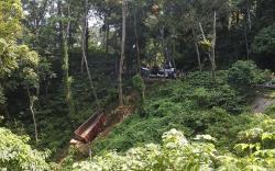 Truk Masuk Jurang Sedalam 30 Meter di Gunung Gumitir Jember