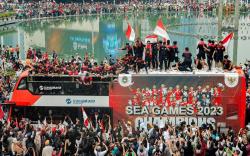 Ribuan Suporter Sambut Arak-arakan Timnas Indonesia U-22, Pemain Pamer Medali Emas