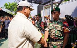 Prabowo Bagikan 112 Motor ke Babinsa Pekalongan