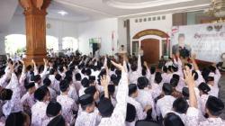 Beri Kuis Berhadiah Jam Tangan di Ponpes Tremas Pacitan, Prabowo: Lambang Disiplin
