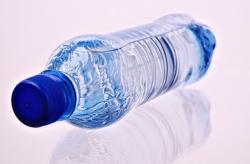 Warga Malaysia Panic Buying Air Mineral, Ini Penyebabnya