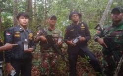 Satgas Pamtas Temukan 24 Botol Miras di Jalur Tikus RI-Malaysia Diduga Barang Selundupan<